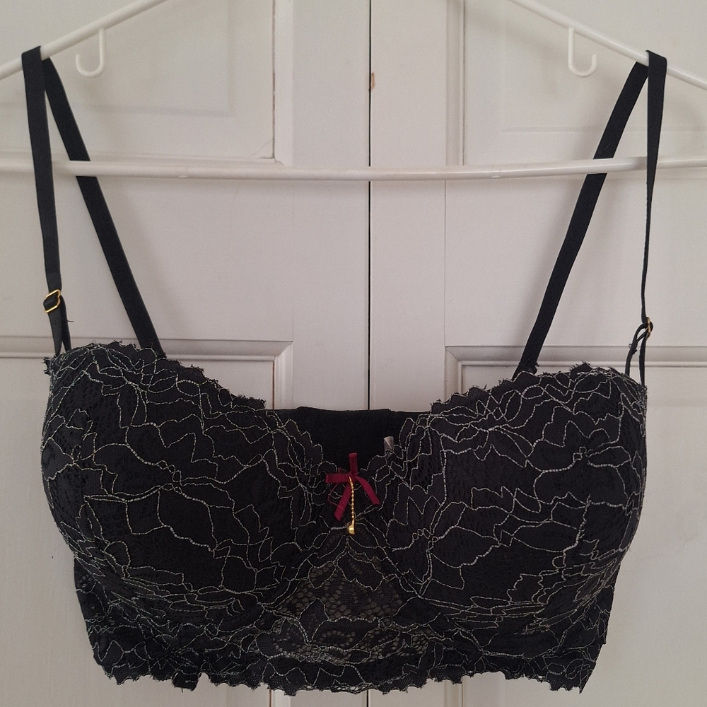 Black padded bra with white top stitch design